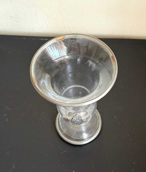 Vaso Decorativo em Vidro com Acabamento Metálico