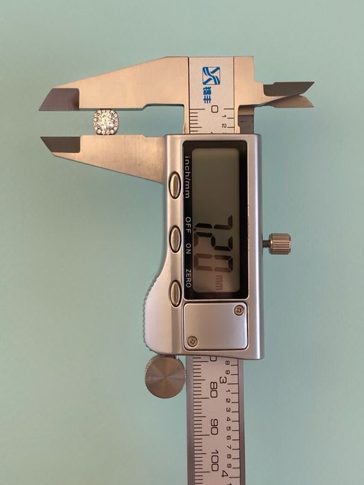 Серебряные сережки гвоздики с бриллиантами-муассанитами