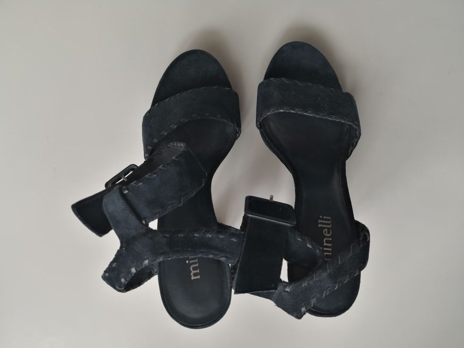 Нові замшеві босоніжки на каблуку