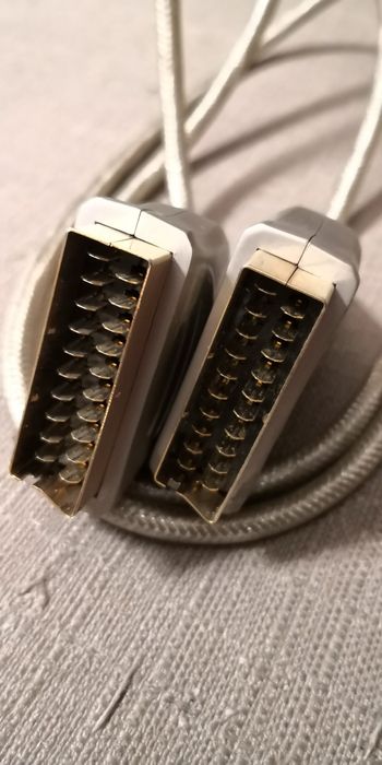 Cabo SCART com acabamento dourado