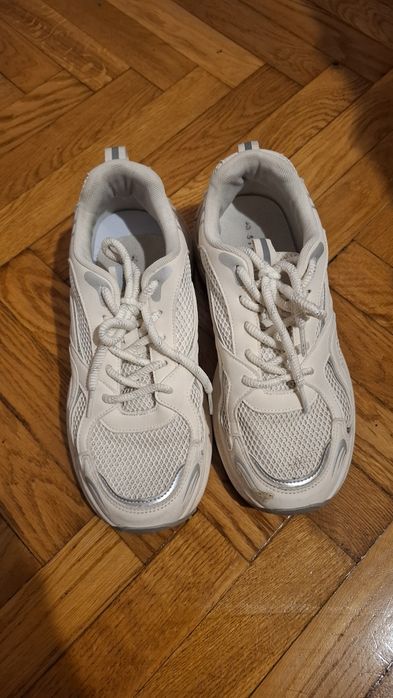 Białe sneakersy 40