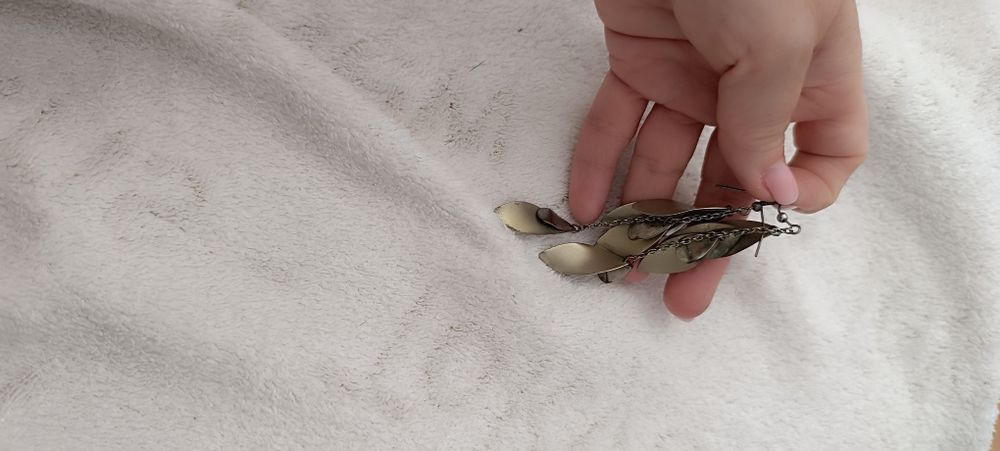 Brincos compridos dourados. Usados