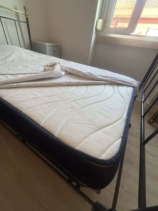 Cama antiga de ferro restaurada com colchão novo