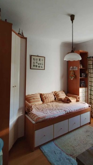 Cama solteito e roupeiro