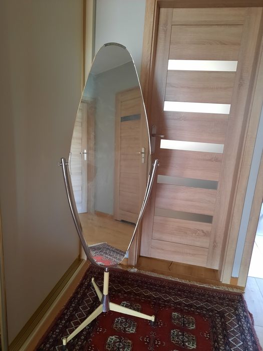 Niesamowite lustro dwustronne stojące.