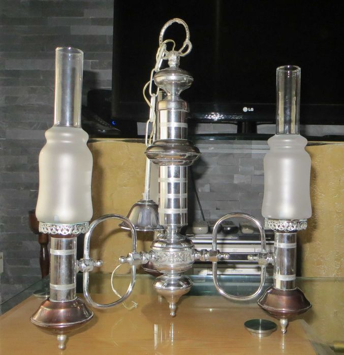 Candeeiro Vintage, armação em estanho, 3 Lâmpadas em copos vidro fosco