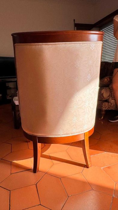 Cadeiras em estrutura de madeira - 2un