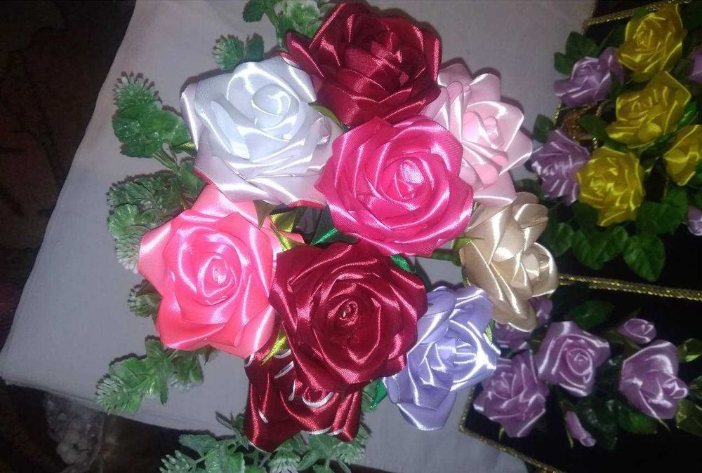 Ніжний трояндовий букет з Атласних Стрічок Ручної Роботи на замовлення