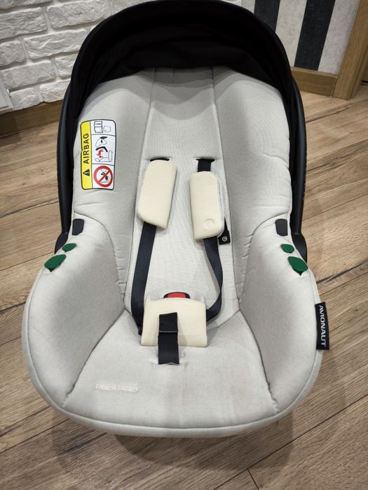 Avionaut Pixel Pro 2.0 C  fotelik samochodowy 40-86 cm 0-13kg z bazą.