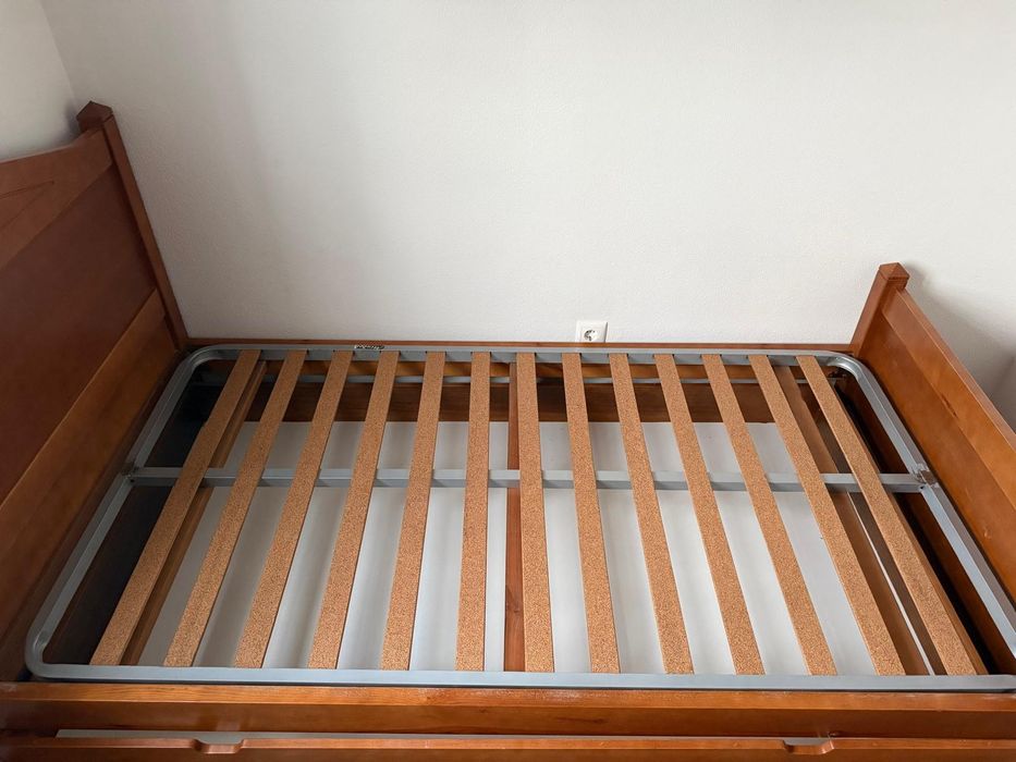 Cama  em madeira de cerejeira + colchão Pikolin + roupa de cama , escrivaninha e estantes, também em madeira cerejeira