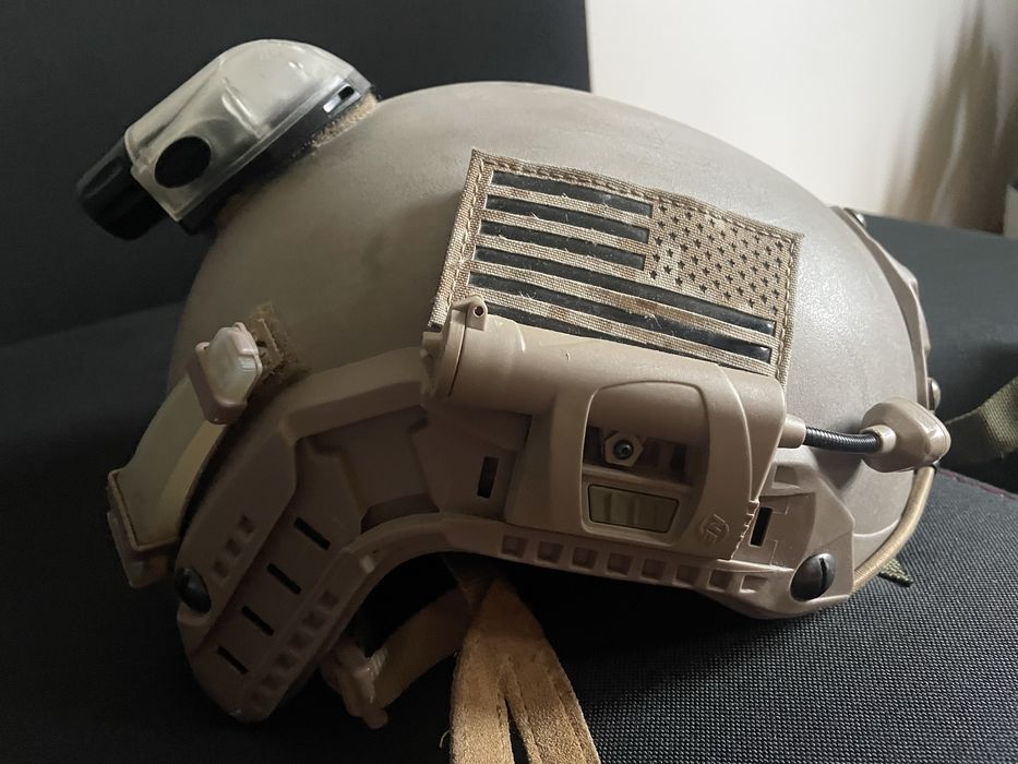 Kask asg z naszywkami
