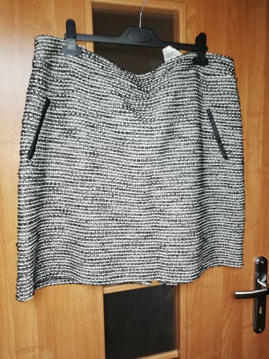 Spódnica typu grubsza w kolorze szarym ze srebrną nitka   .