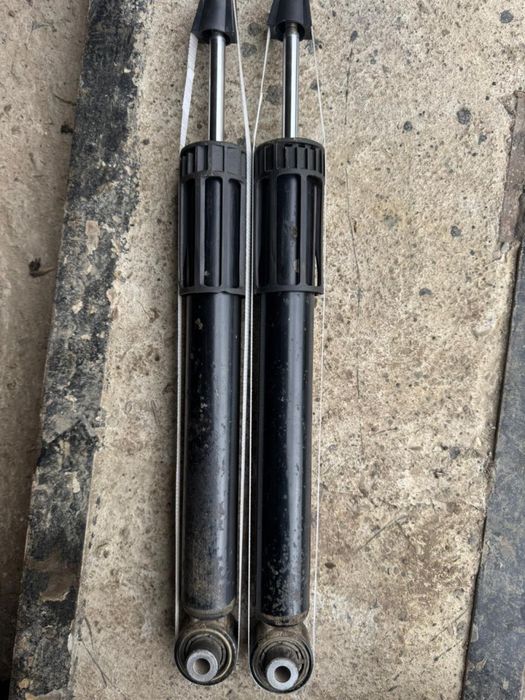 Продам  амортезатори  задні від пасат б8