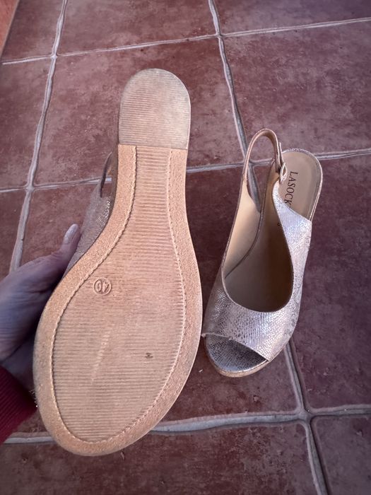 Sandaly na koturnie Lasocki