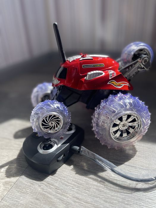 Радиоуправляемая трюковая машинка.