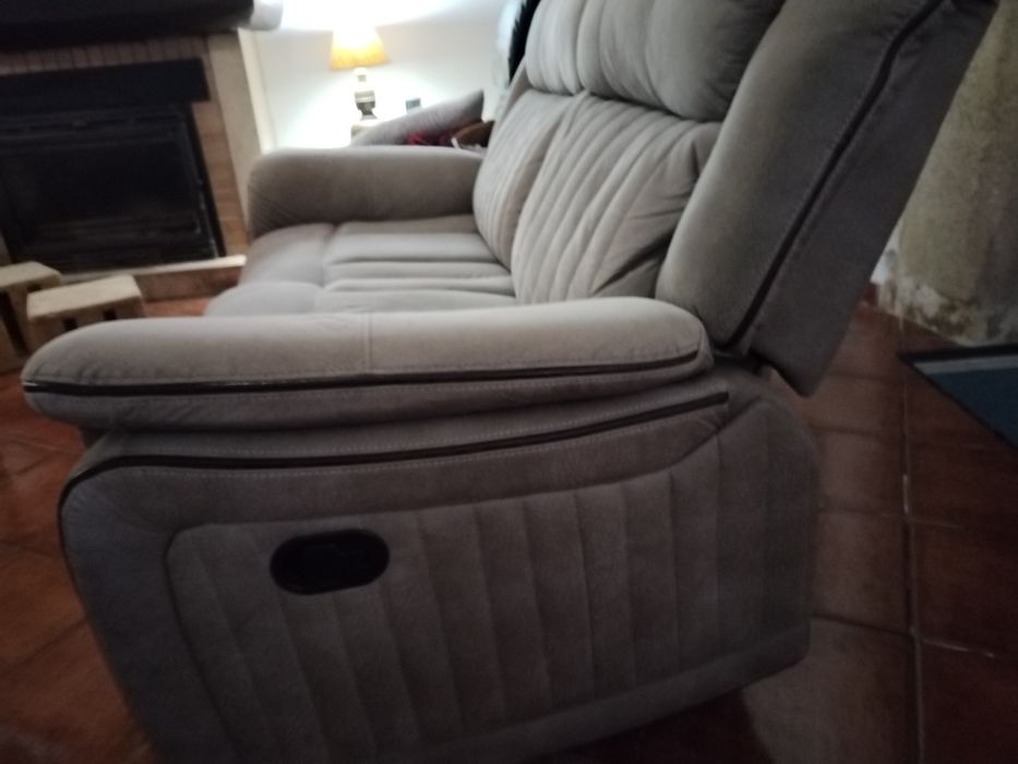 Sofá de dois lugares com elevatória