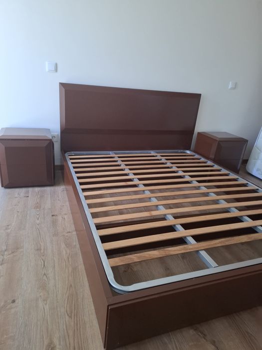 Vendo cama de casal e mesas de cabeceira