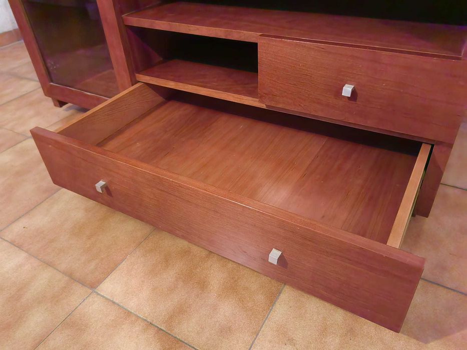 Móvel de Sala / Bancada de TV Moderno com Vitrine (Excelente Estado)