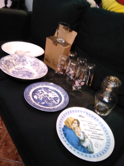Copos, tigelas, pratos decorativos, garrafa com copo