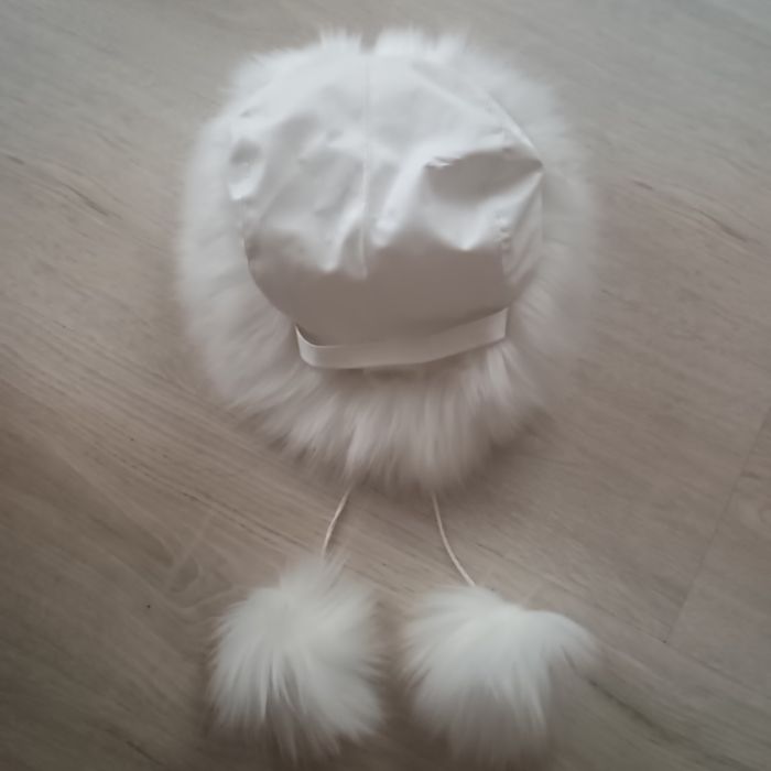 Biały toczek z pomponami futerko 63 cm