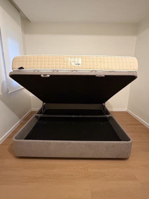 Cama de casal tipo sommier com bom espaço para arrumação