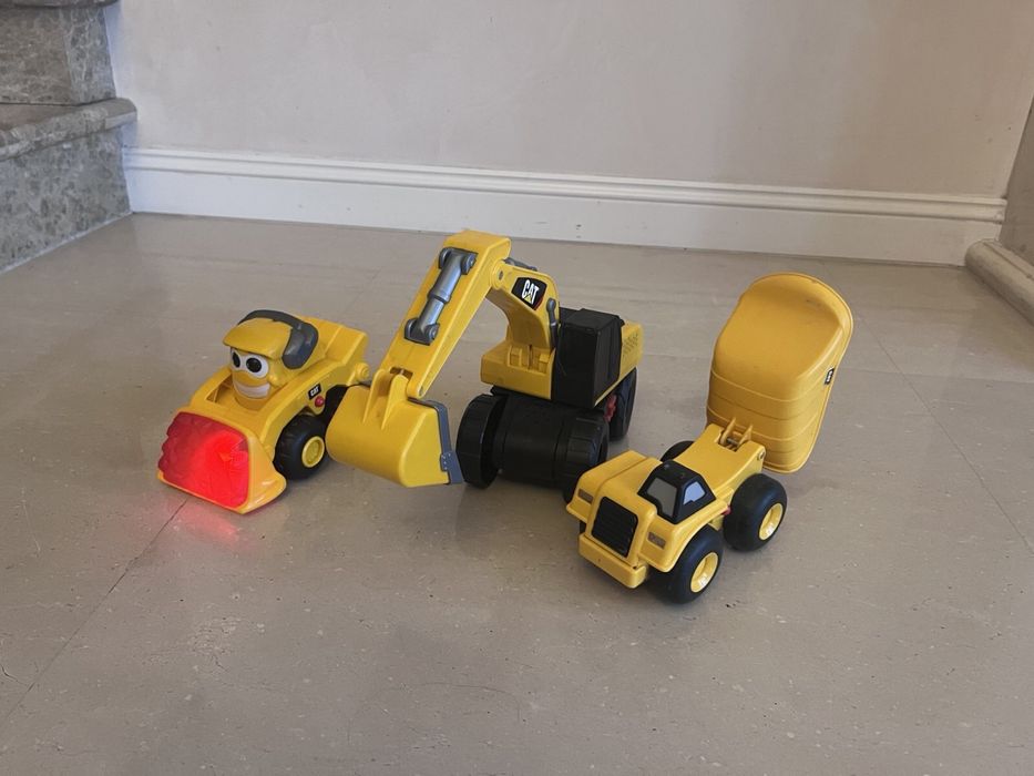 Продам машинки CAT