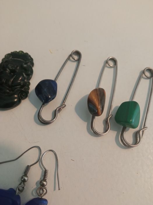 Сережки, кулони, булавки з натурального каменю