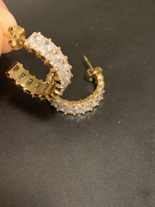Brincos em formato argolas em Aço com Zircônias