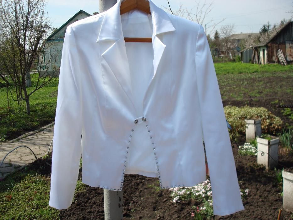 нарядный белый свадебный жакет,