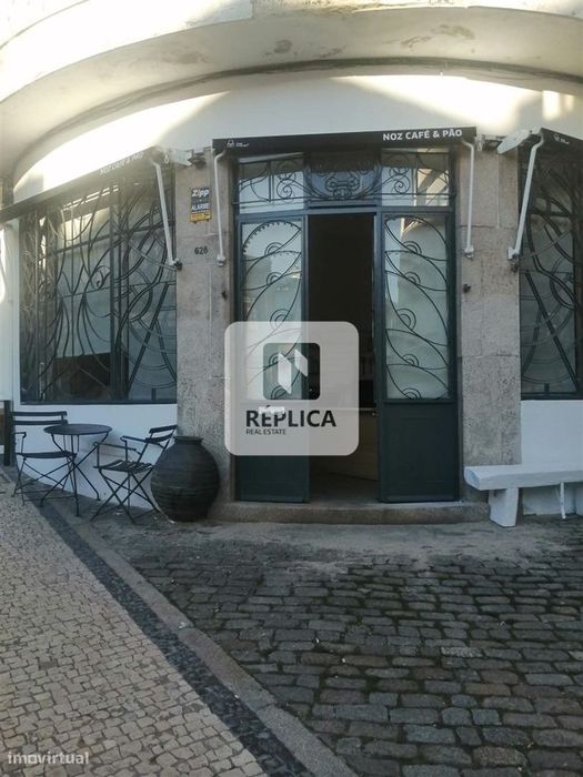 Loja no centro do Porto, na emblemática Rua de Camões.