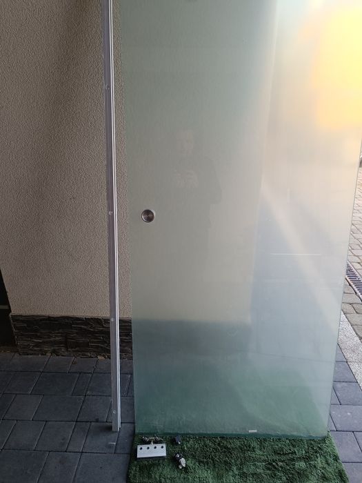 Szklane mleczne drzwi na szynach