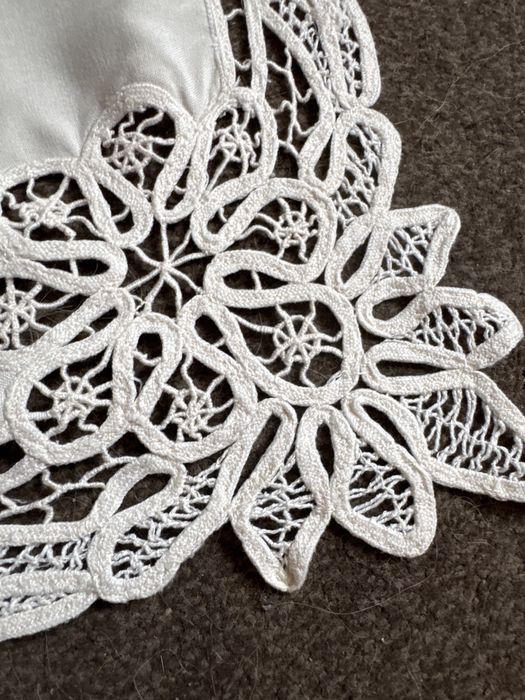 Obrus ręcznie haftowany z koronkami do kolekcji