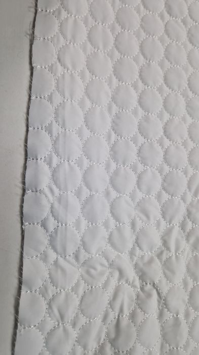 Tkanina biała pikowana szer.143 cm.