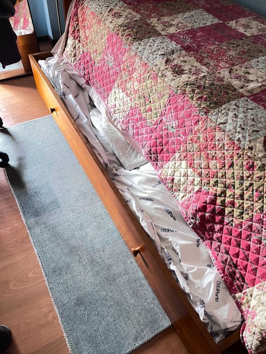 Cama de solteiro em madeira + estante + mesa de cabeceira