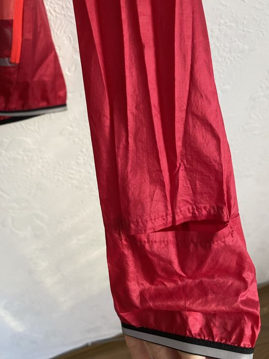 Жіноча бігова вітрівка