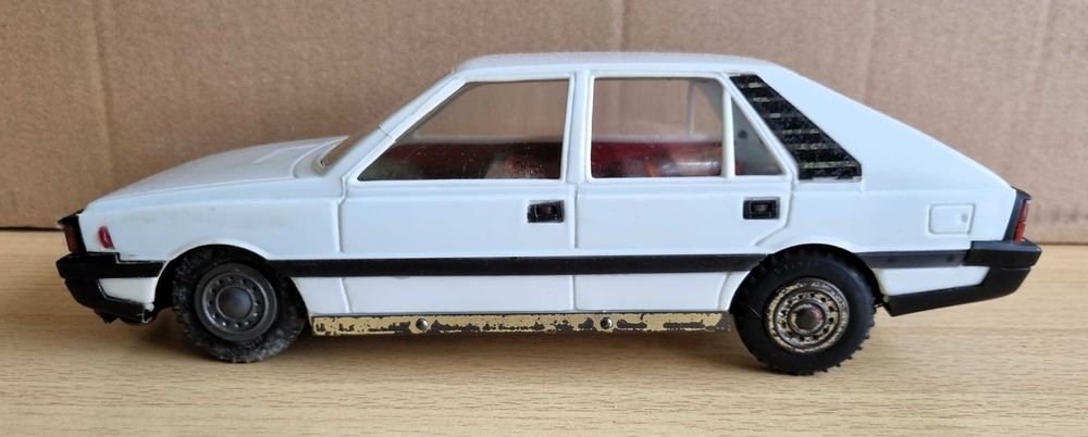 Polonez – zabawka z okresu PRL / model kolekcjonerski