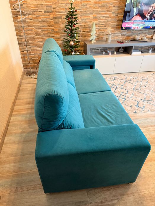 Sofá de 2 lugares + dois banquinhos para os pés. Anti-gato.