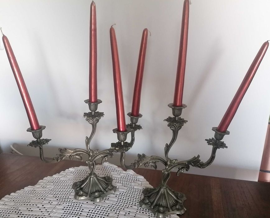 Castiçal em metal, com velas novas, 2 un
