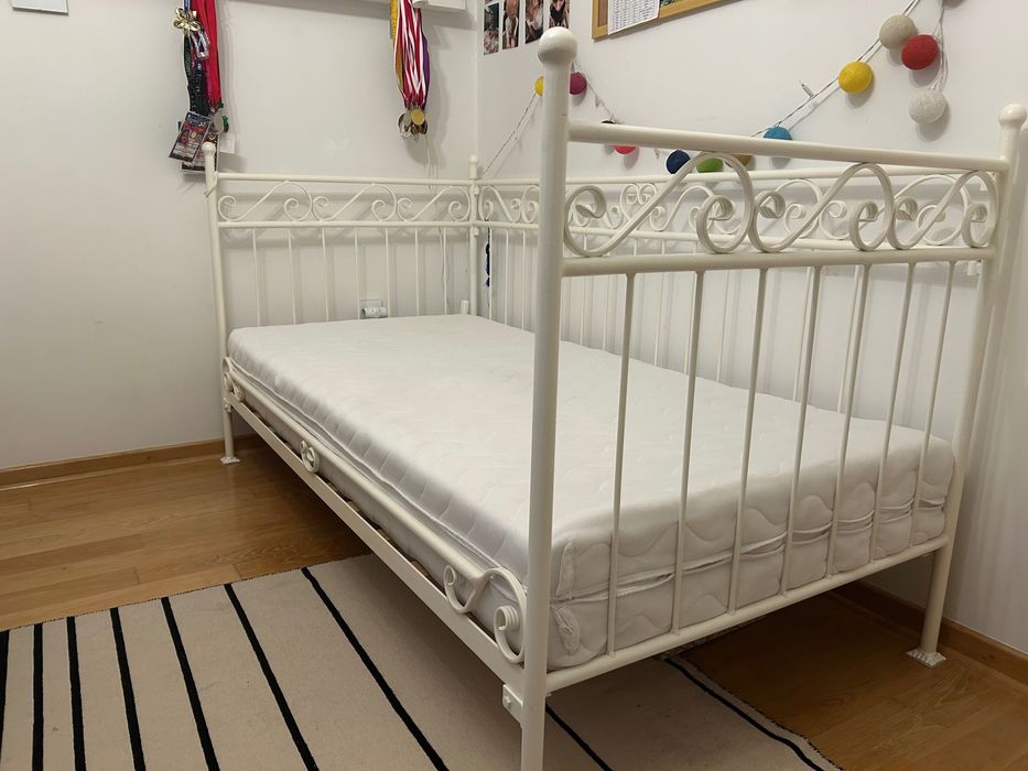 Łóżko metalowe biale