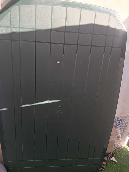 Mesa de plástico com pouco uso