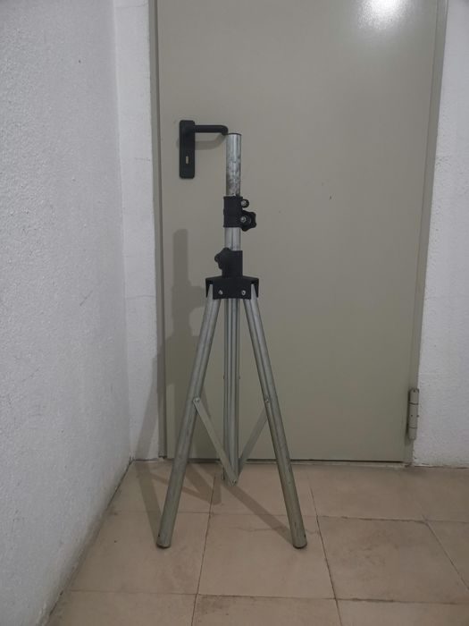 Tripé Para equipamentos som, antenas, etc.