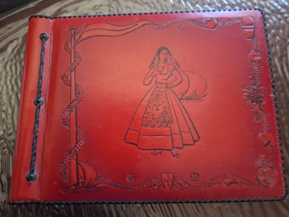 Álbum  em couro vermelho