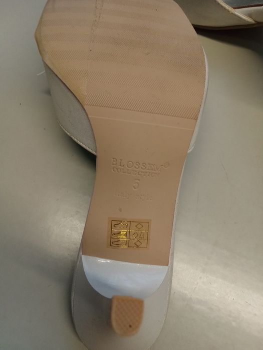 Туфлі, босоніжки