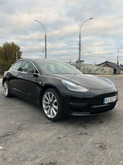 Tesla model 3 2019 рік