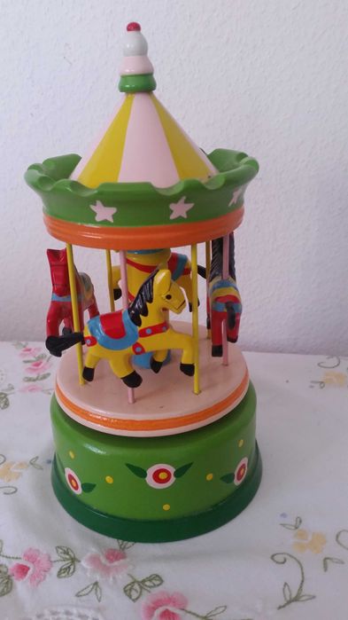 Corocel musical em madeira pintado a mao