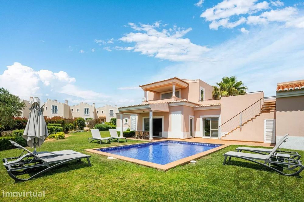 Moderna Moradia T4 com Piscina Privada no Vale da Lapa Resort