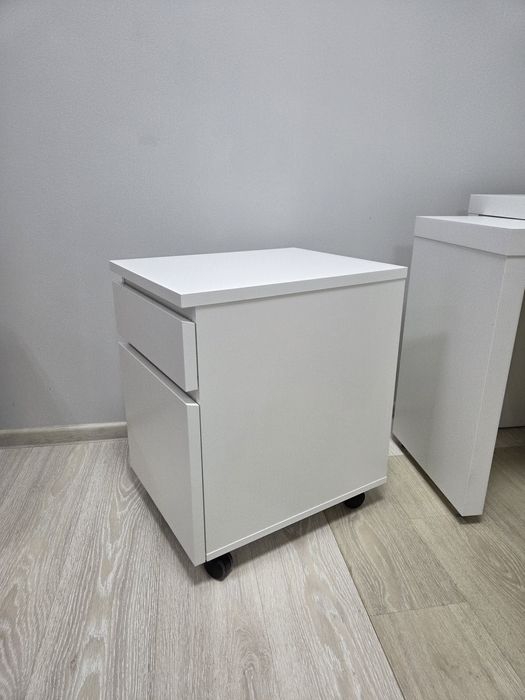 Biurko Ikea Malm z ruchomym panelem bocznym (z  dodatkami wg opisu)