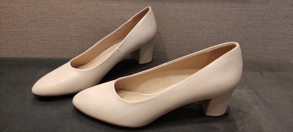 Beżowe na obcasie rozmiar 44