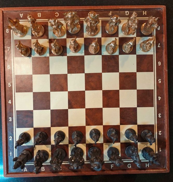 Jogo de xadrez, tabuleiro 42,5cmx42,5cm + 32 peças metal pesado