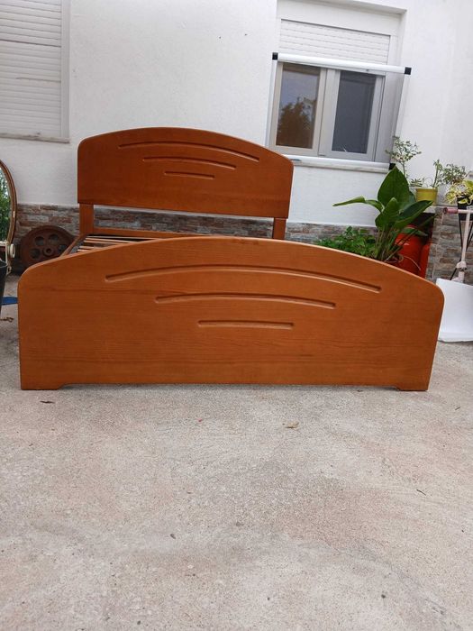 Cama de casal em madeira maciça...